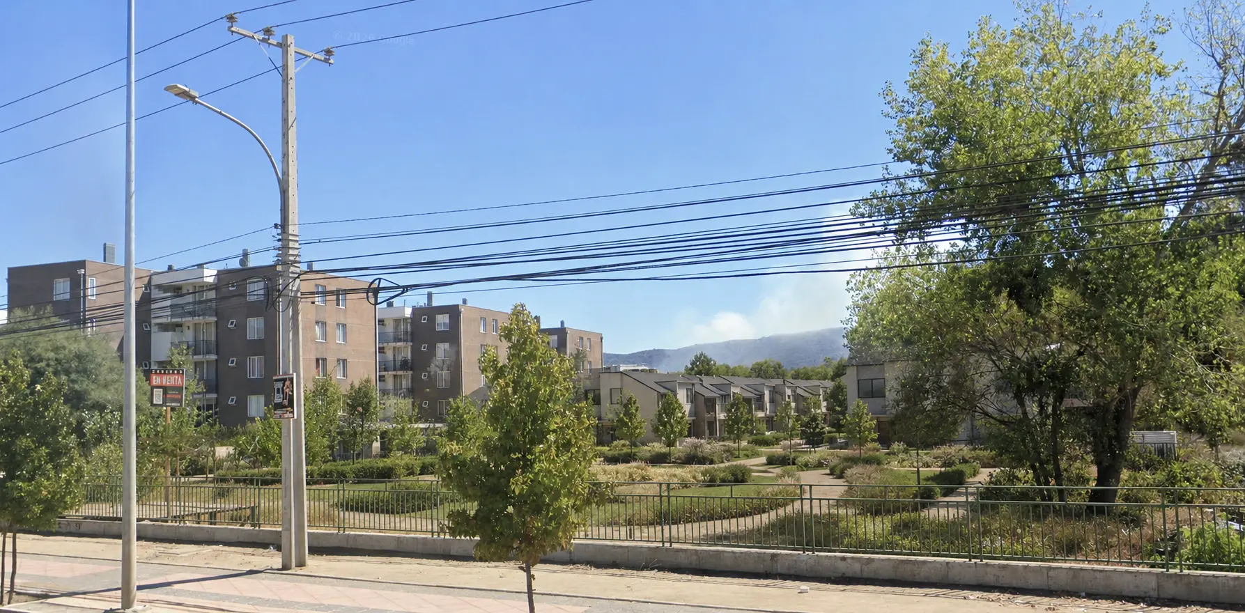Visualización conceptual de condominio residencial de menor altura sobre el frente real de Avenida Lircay